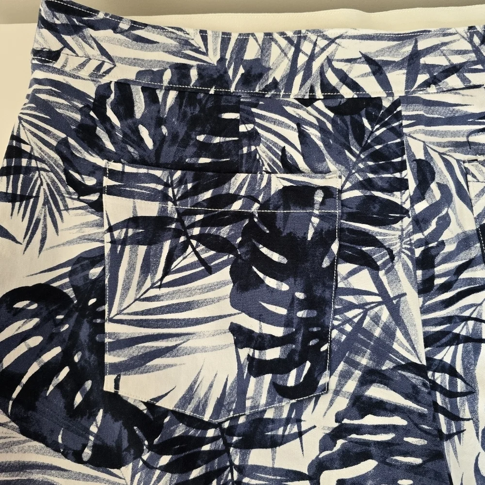 Spanx On the Go Tropical Print Navy/White Twill Shorts Size XL Stretch Casual